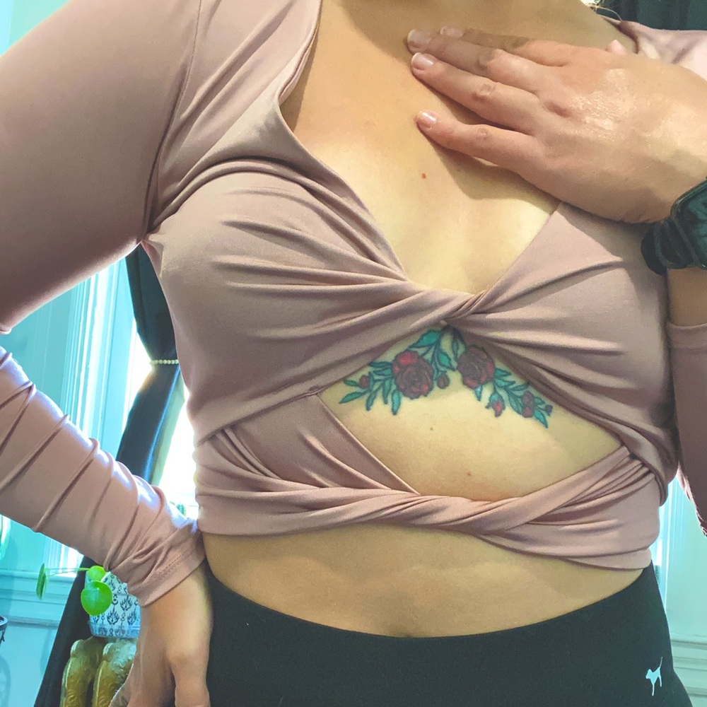Long sleeve twist cut-out crop top